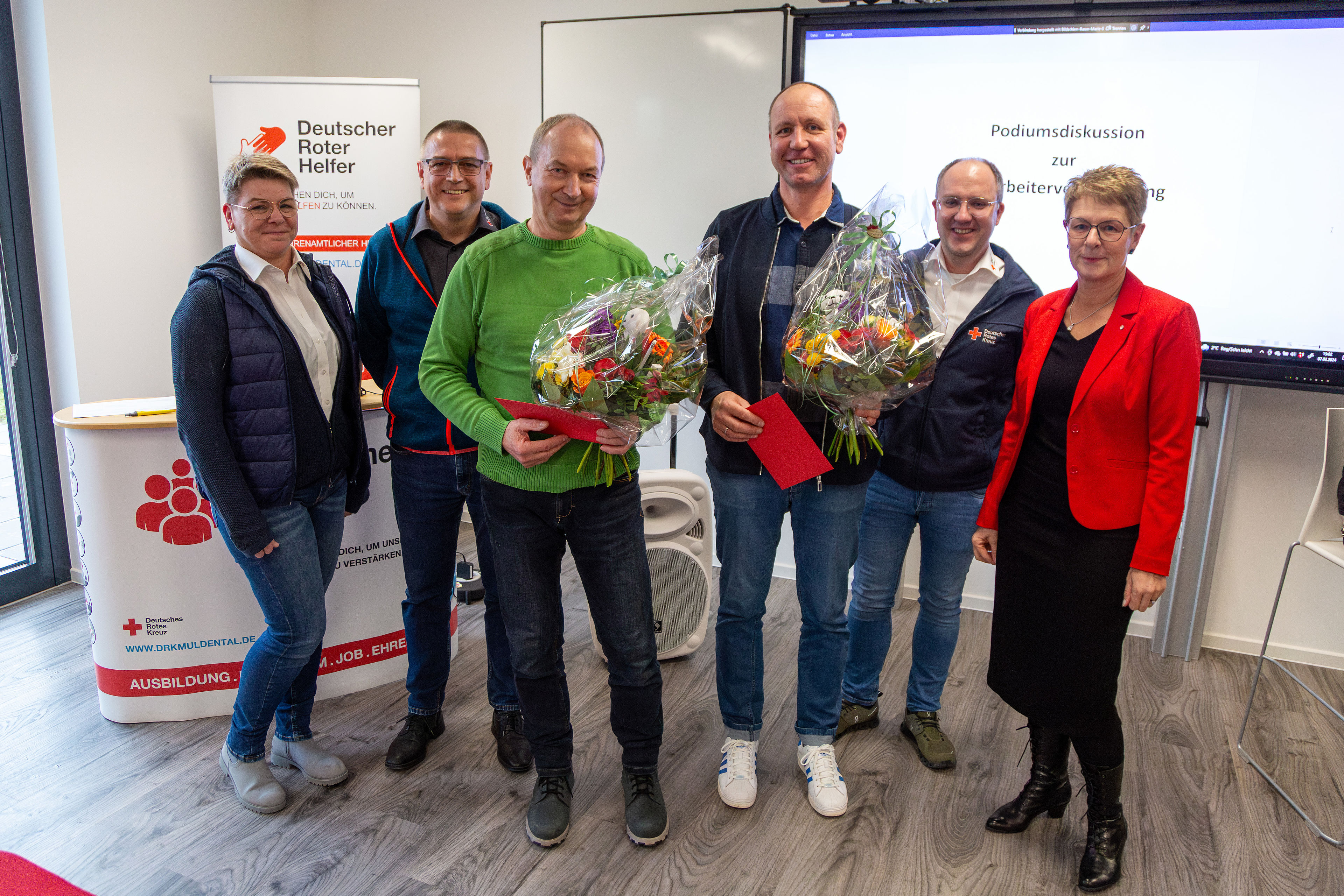 Jens Putschli (mitte links) zählt seit 35 Jahren zum DRK Team. Rechts neben ihm hatte Gerd Wohlfahrt sein 20 Betriebsjubiläum. Ihnen gratulierten die Geschäftsführung Katja Herfurth und Jens Zschiesche (links), sowie Jan Dietrich und Vorständin Bettina Belkner (rechts).