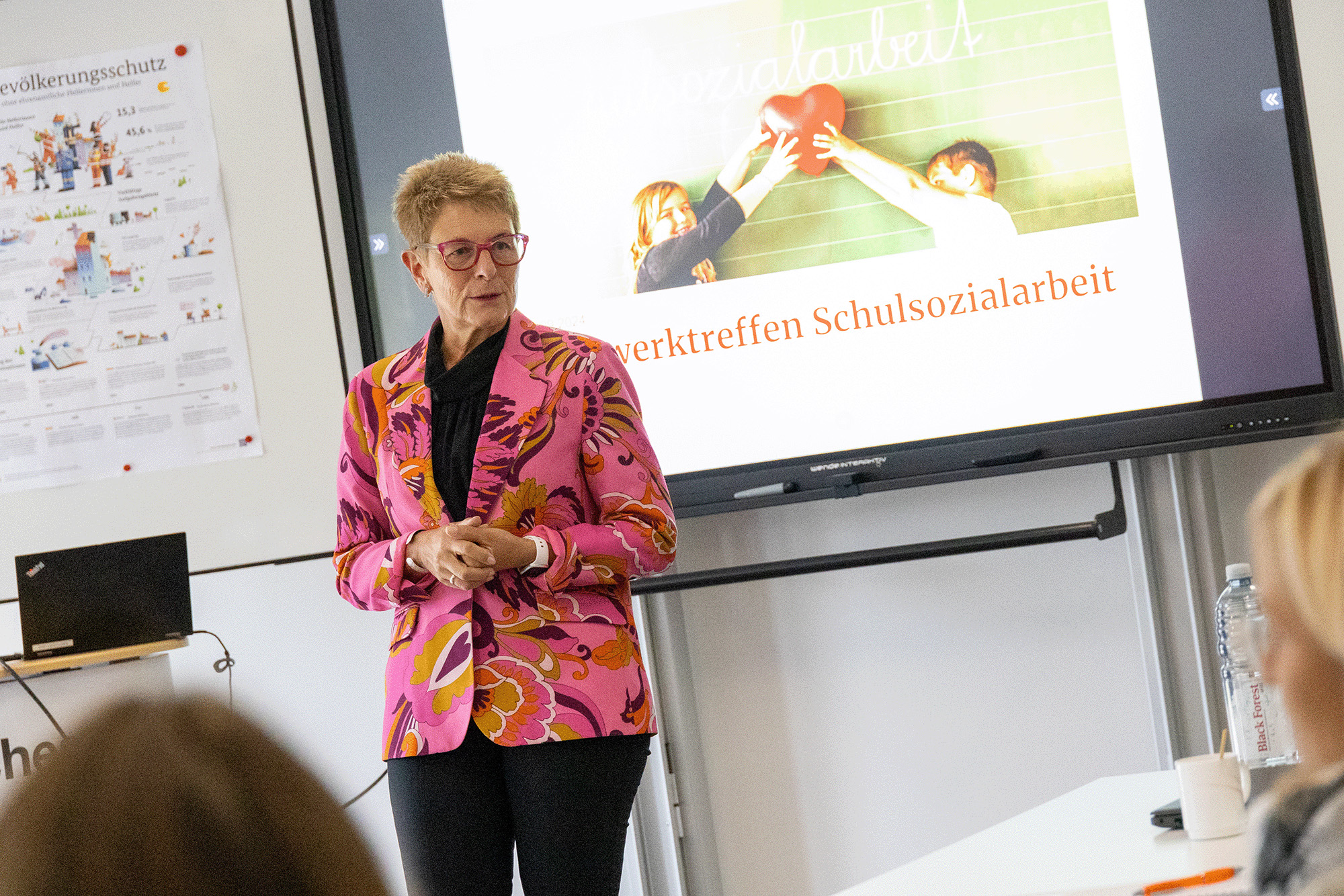 Vorstand Bettina Belkner vor einem Monitor