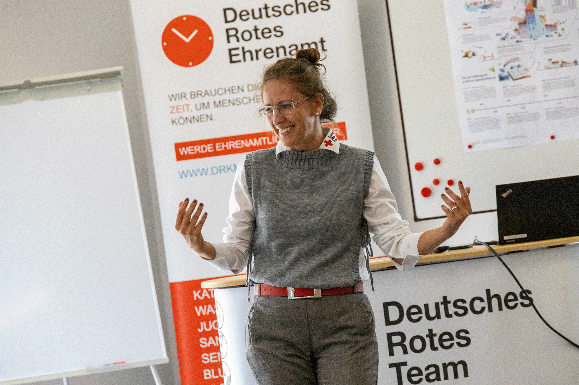 Silke Hensel die gestikulierend einen Vortrag hält