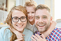 Familienbild mit Vater, Mutter und Kind.