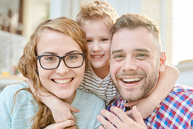 Familienbild mit Vater, Mutter und Kind.