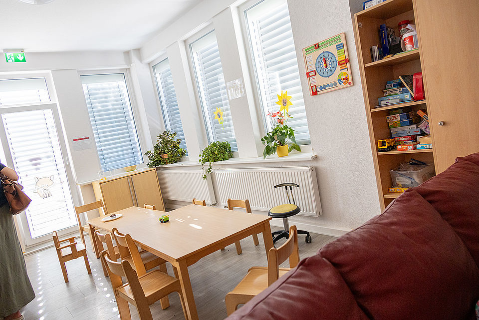 Spielende Kinder und Erwachsene bei einer Festrede auf dem Gelände des Kinderhaus "Villa Motschekiebchen" Falkenhain