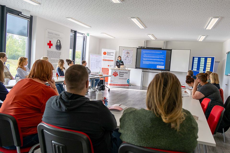 Menschen beim internen Fachtag zum Thema Kinderschutz