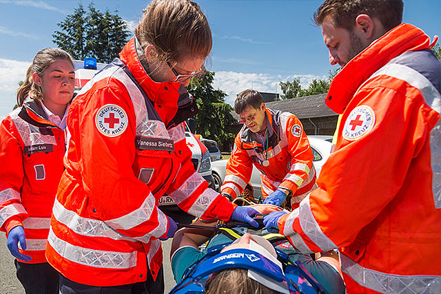 Erste Hilfe beim Fahrradunfall, Versorgung des Unfallopfers durch Rettungssanitäter