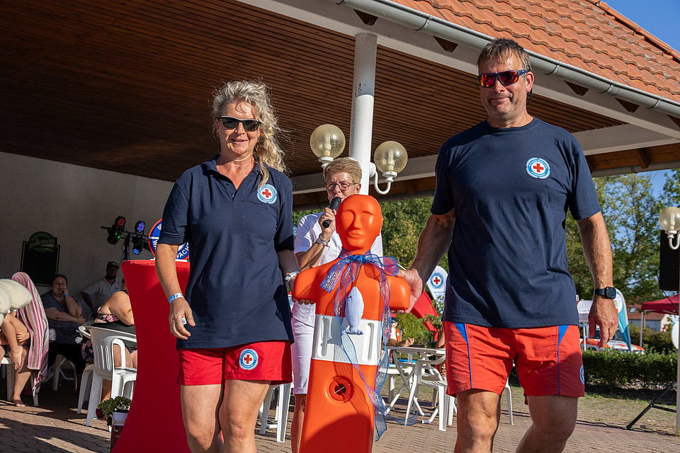 Ein Foto aus dem Freibad Burkartshain, welches Mitglieder der Wasserwacht im Training zeigt oder bei Festreden.
