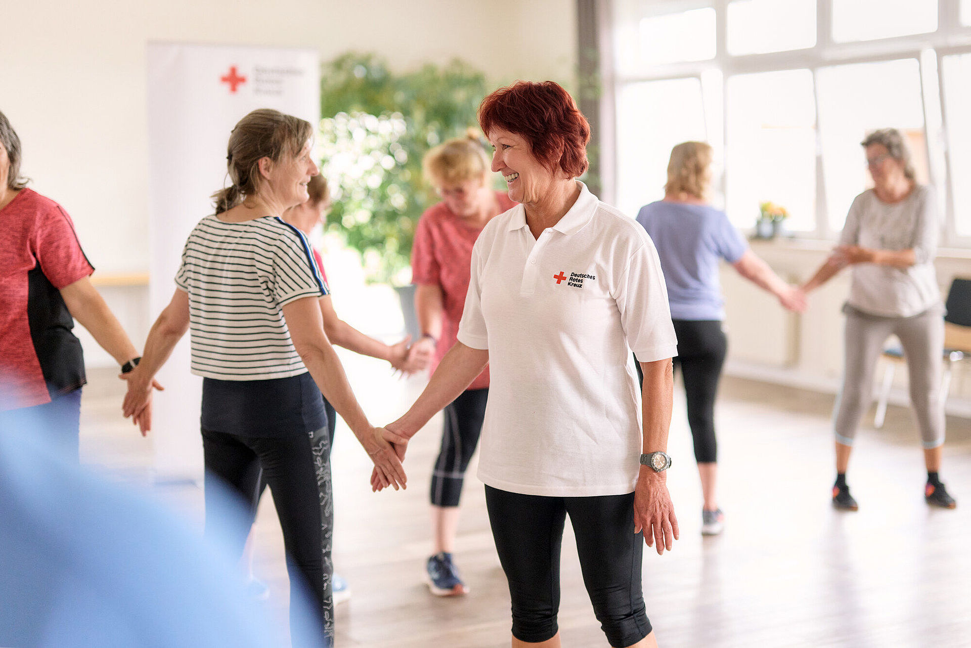 Sportgruppe beim DRK Driedorf in Aktion in einer Turnhalle. Teilnehmerinnen bei der Gymnastik