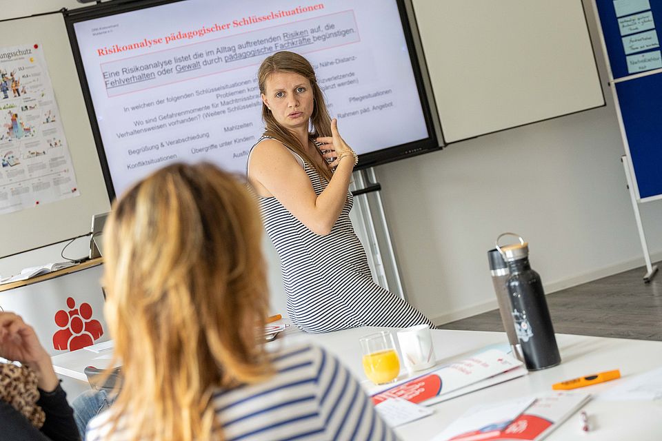 Menschen beim internen Fachtag zum Thema Kinderschutz