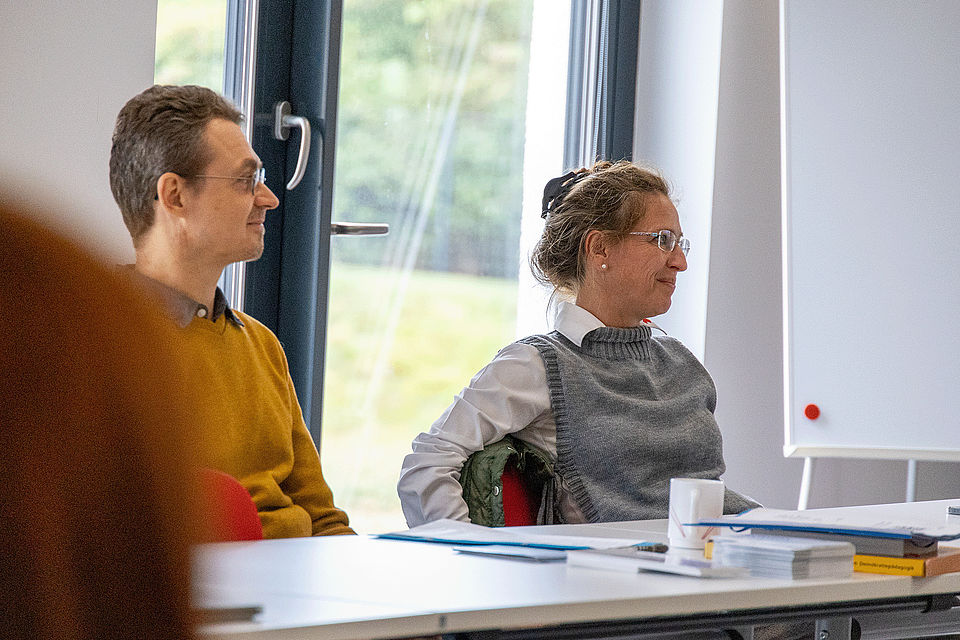 Menschen die zusammen in einem Tagungsraum sitzen