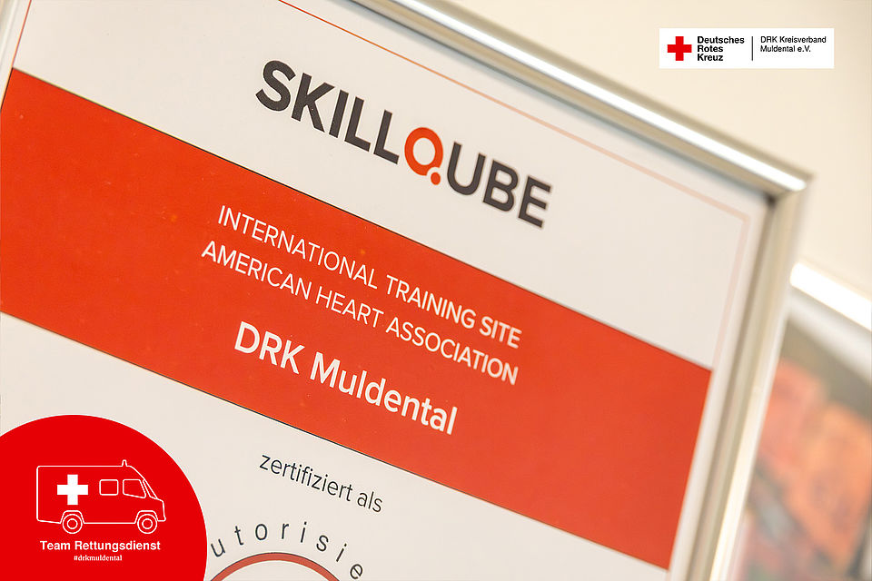 Eine Urkunde im silbernen Rahmen bescheinigt dem DRK Muldental den Status als offizielle International Training Site der American Heart Association.