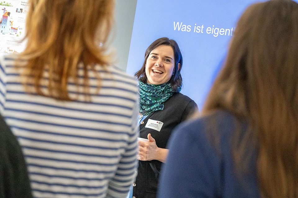 Menschen beim internen Fachtag zum Thema Kinderschutz