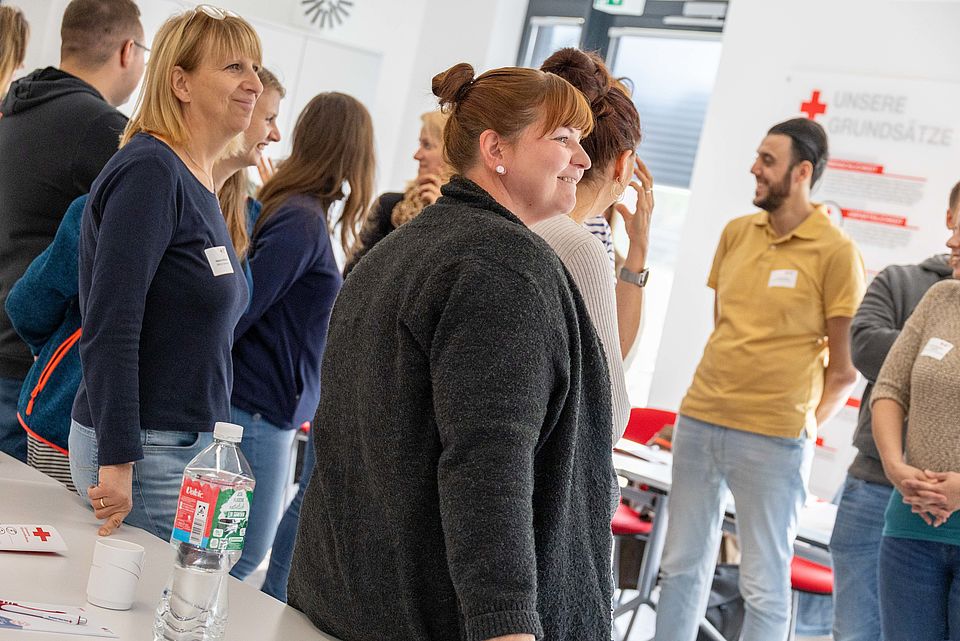 Menschen beim internen Fachtag zum Thema Kinderschutz