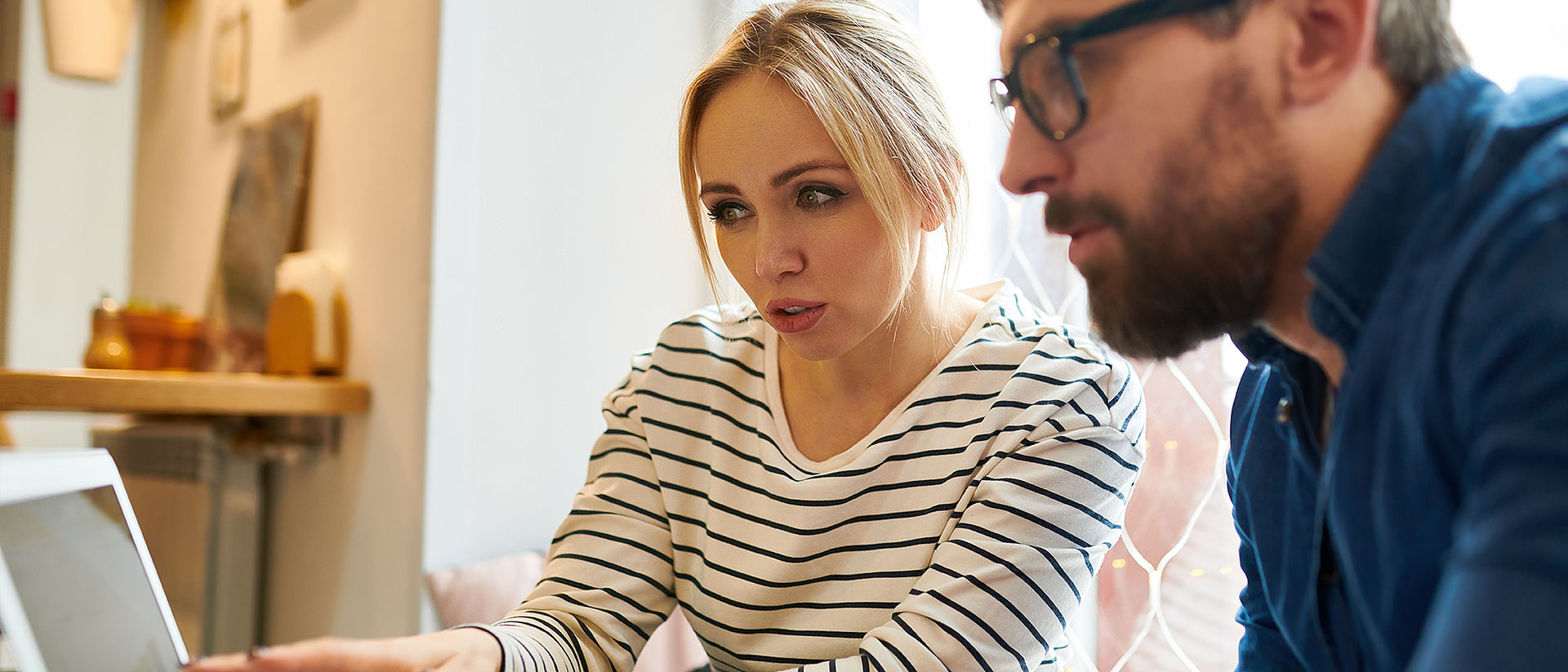 Ein Mann und eine Frau sitzen vor dem Laptop Ein Mann und eine Frau sitzen vor dem Laptop und unterhalten sich