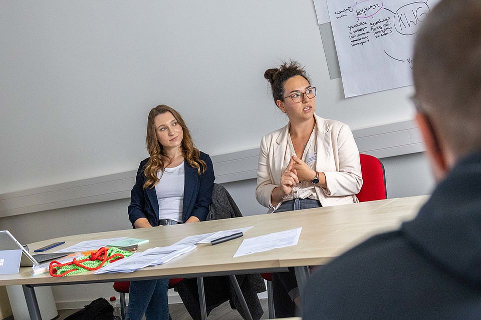 Menschen beim internen Fachtag zum Thema Kinderschutz