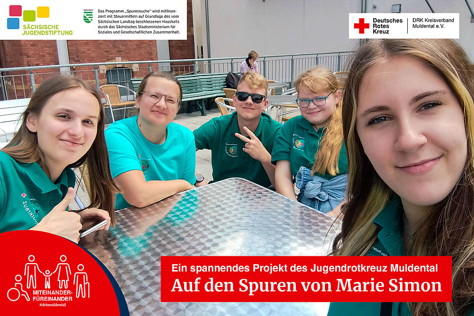 Jugendrotkreuzler und Studierende die zusammensitzen