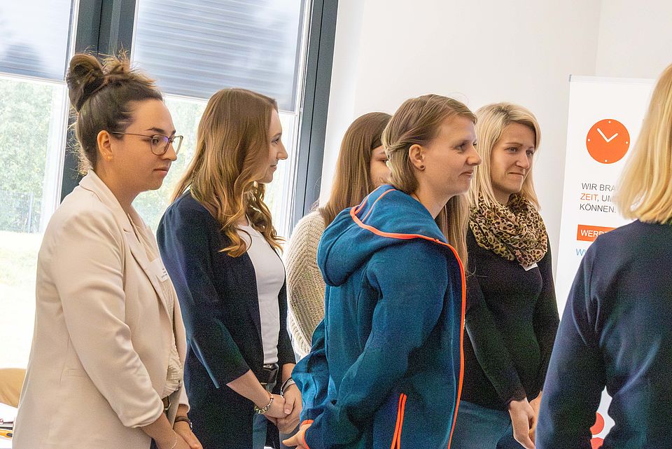 Menschen beim internen Fachtag zum Thema Kinderschutz
