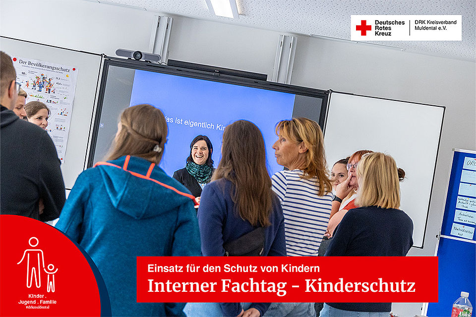 Menschen beim internen Fachtag zum Thema Kinderschutz