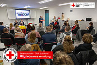 Menschen die sich zu einer Besprechung versammelt haben
