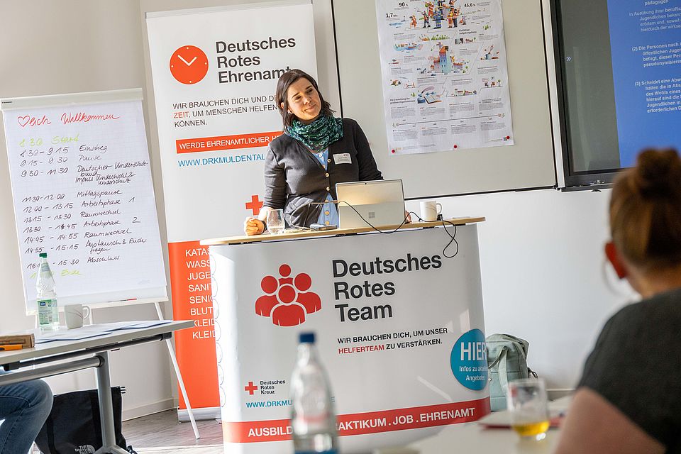 Menschen beim internen Fachtag zum Thema Kinderschutz