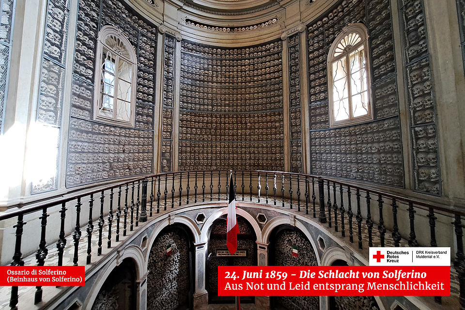 Innenansicht des Ossariums in Solferino. Zahlreiche menschliche Schädel und Knochen sind ordentlich in Regalen und Nischen gestapelt und angeordnet, was die große Anzahl der Opfer der Schlacht von Solferino verdeutlicht.