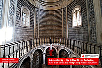 Innenansicht des Ossariums in Solferino. Zahlreiche menschliche Schädel und Knochen sind ordentlich in Regalen und Nischen gestapelt und angeordnet, was die große Anzahl der Opfer der Schlacht von Solferino verdeutlicht.
