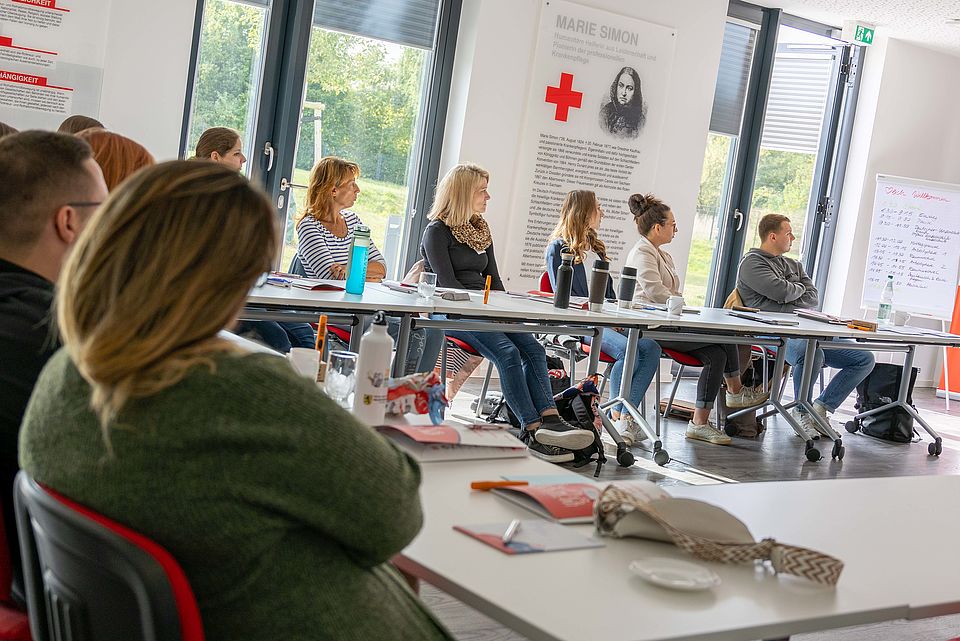 Menschen beim internen Fachtag zum Thema Kinderschutz