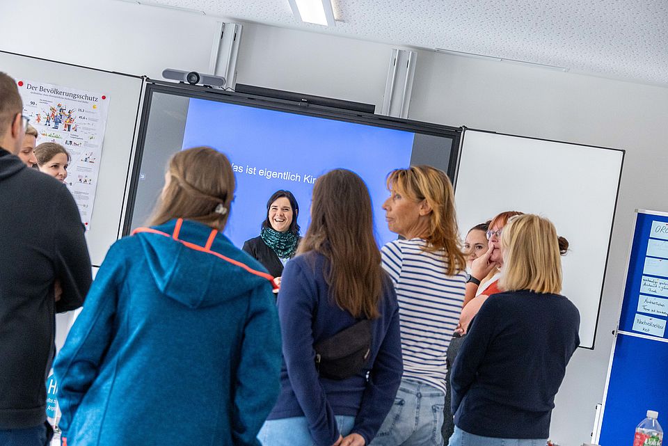 Menschen beim internen Fachtag zum Thema Kinderschutz