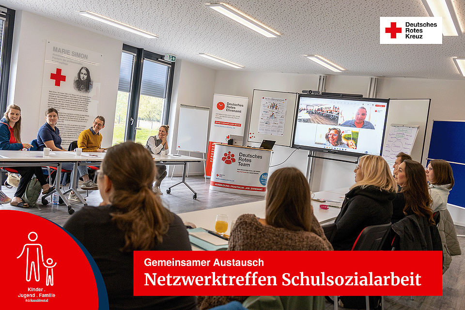 Menschen die zusammen in einem Tagungsraum sitzen