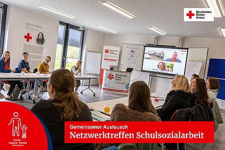 Menschen die zusammen in einem Tagungsraum sitzen