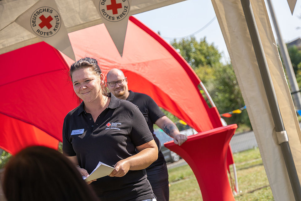 Spielende Kinder und Erwachsene bei einer Festrede auf dem Gelände des Kinderhaus "Villa Motschekiebchen" Falkenhain