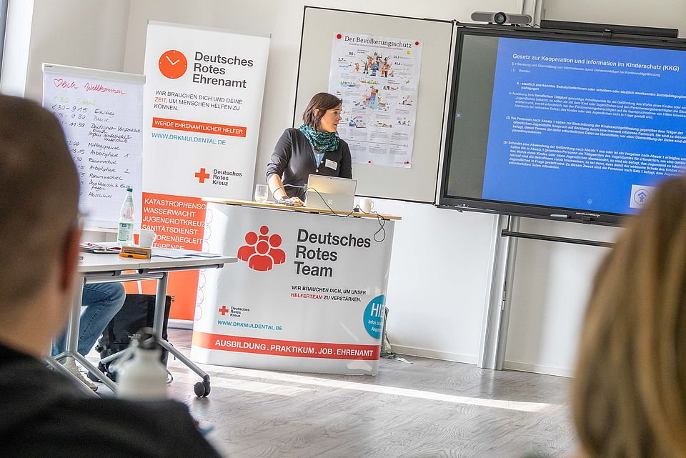 Menschen beim internen Fachtag zum Thema Kinderschutz