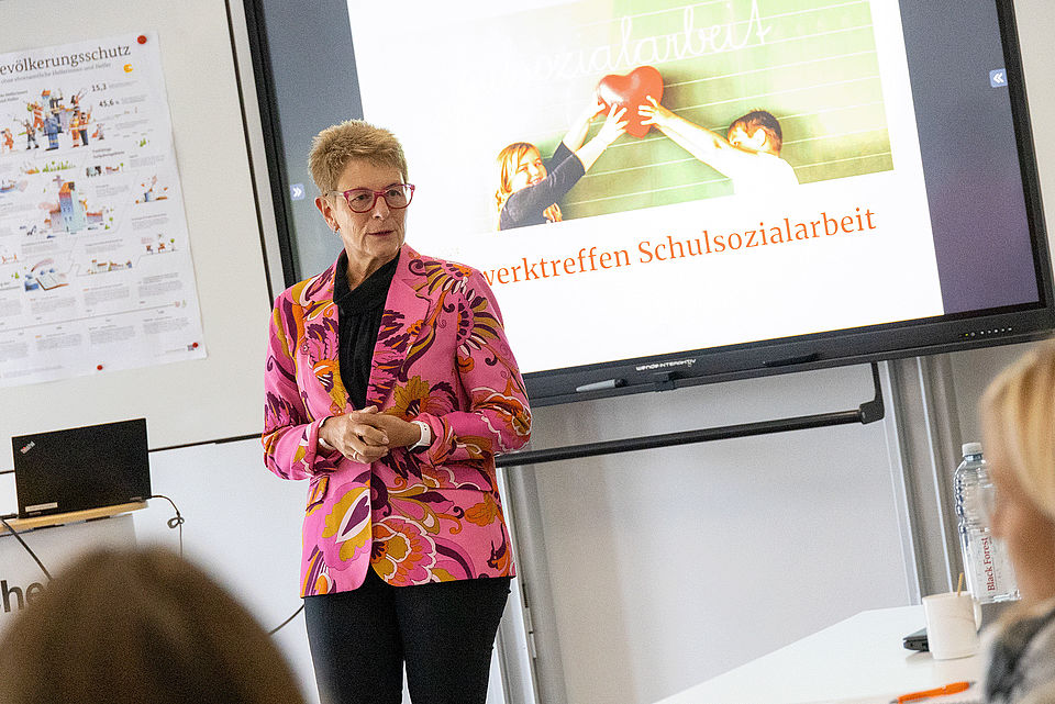 Vorstand Bettina Belkner vor einem Monitor