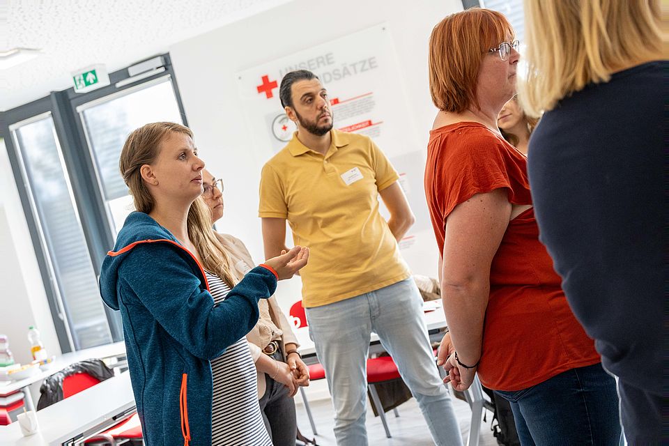 Menschen beim internen Fachtag zum Thema Kinderschutz