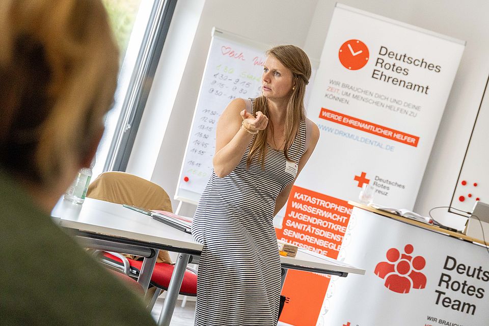 Menschen beim internen Fachtag zum Thema Kinderschutz