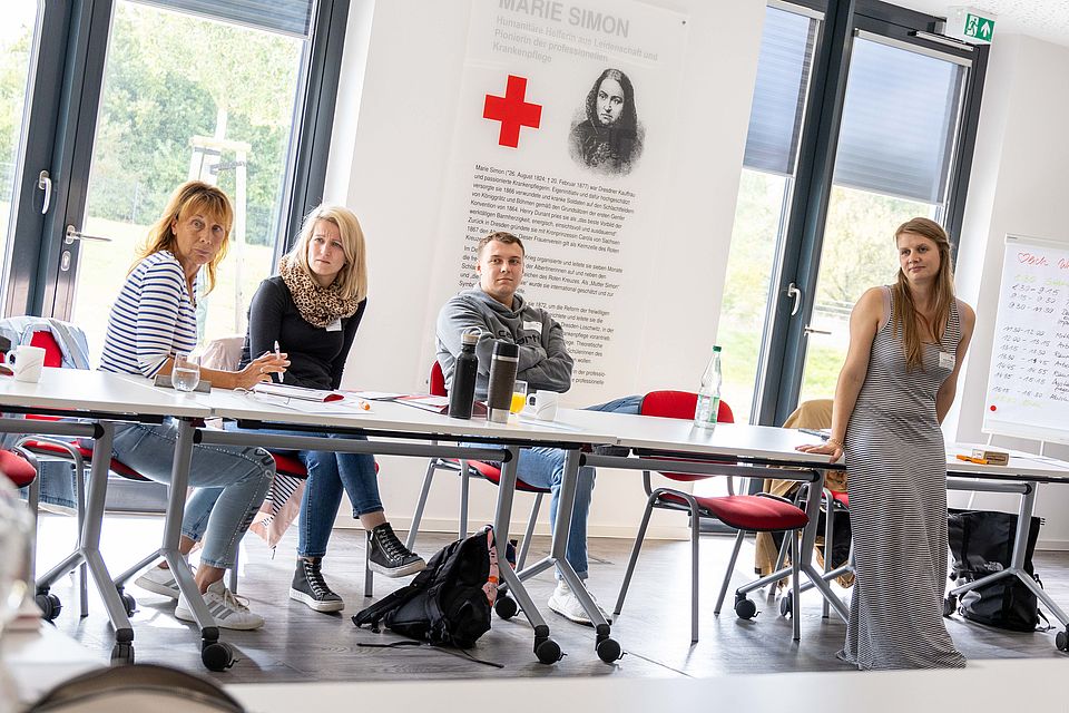 Menschen beim internen Fachtag zum Thema Kinderschutz